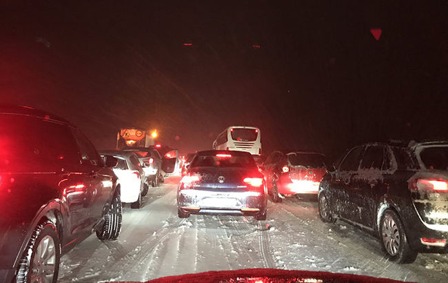 Снегопад в Испании: в автомобилях заблокированы тысячи водителей